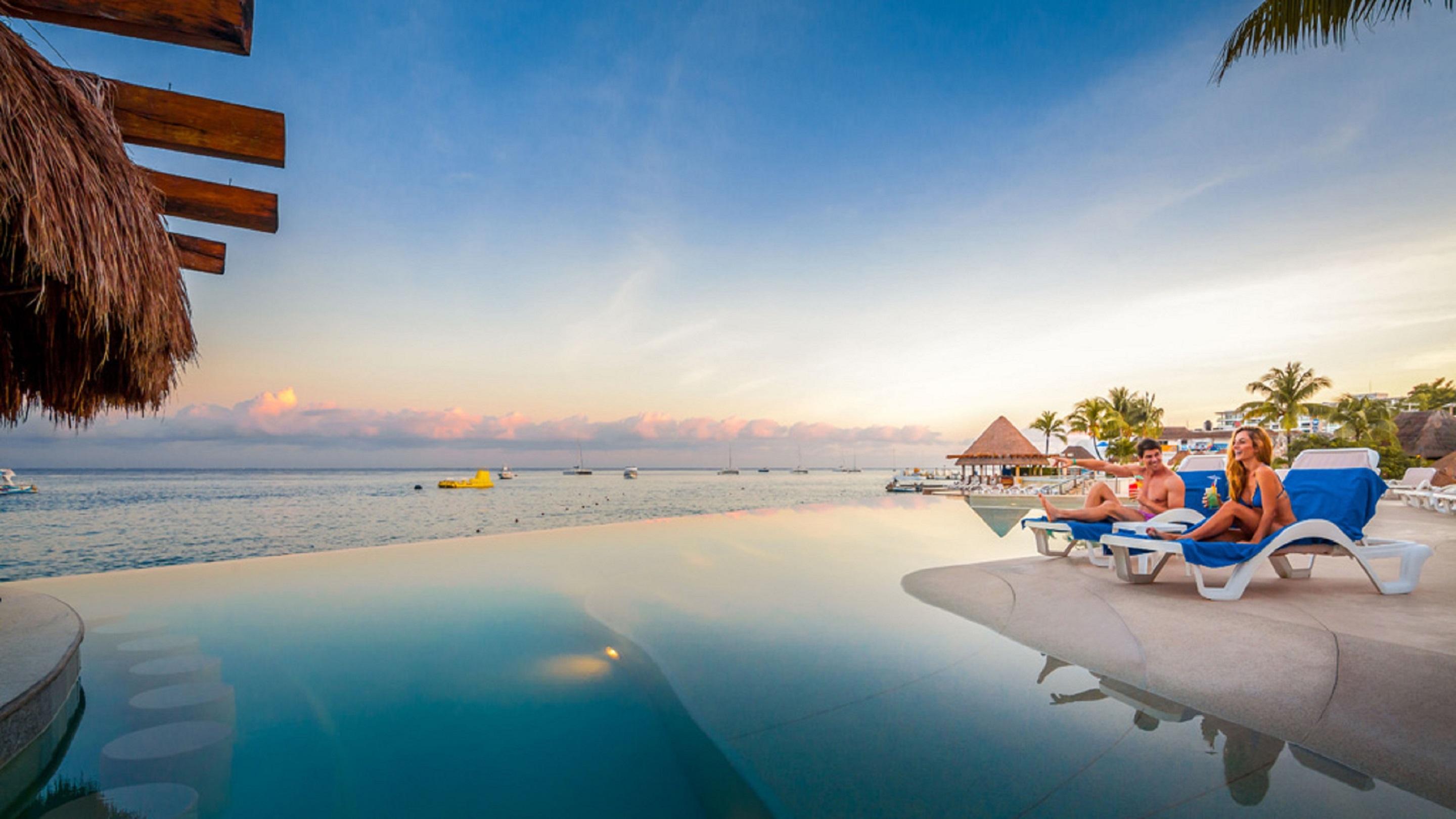 แกรนด์ พาร์ค รอยัล โกซูเมล ออล อินคลูซีฟ Hotel ภายนอก รูปภาพ Infinity pool at a resort in Cancun, Mexico