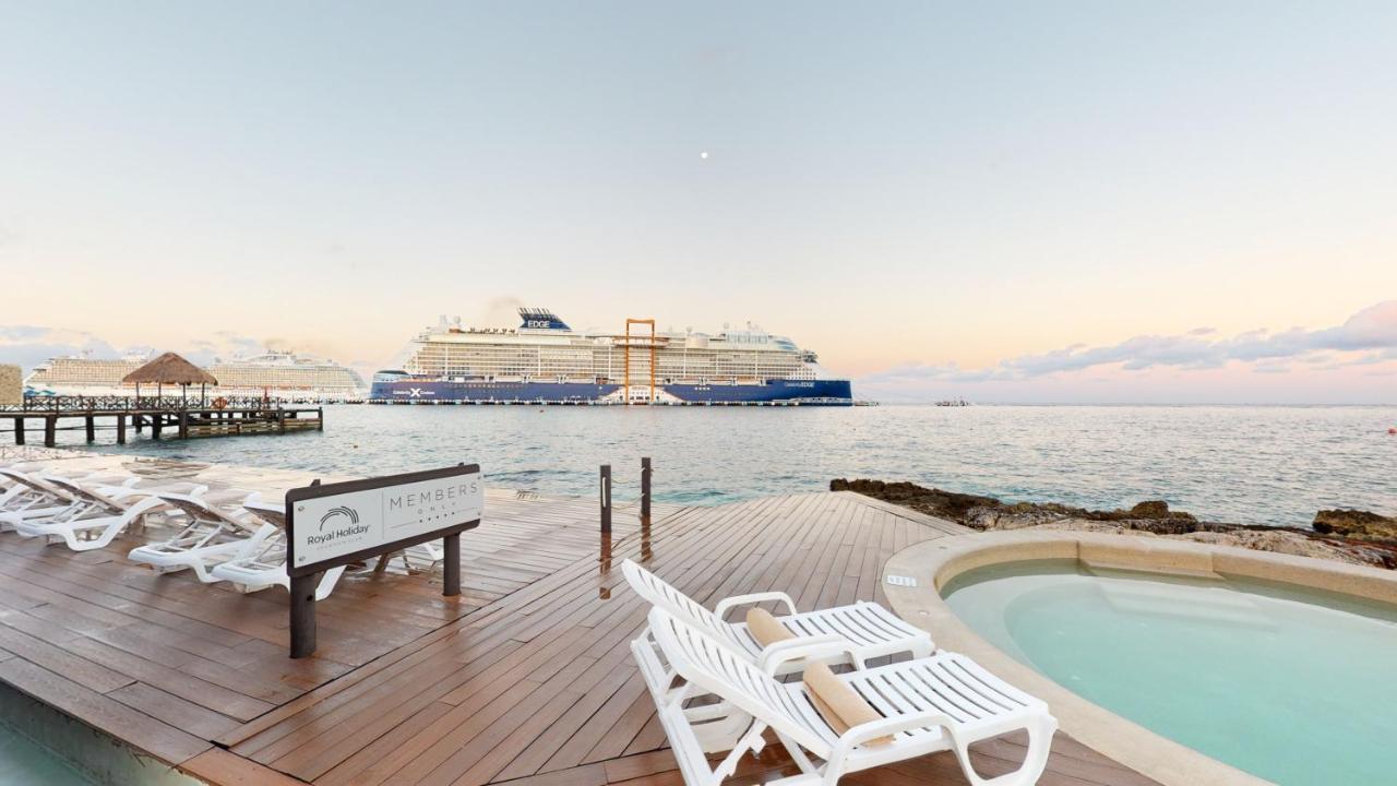 แกรนด์ พาร์ค รอยัล โกซูเมล ออล อินคลูซีฟ Hotel ภายนอก รูปภาพ Cruise ship at the port of Cozumel