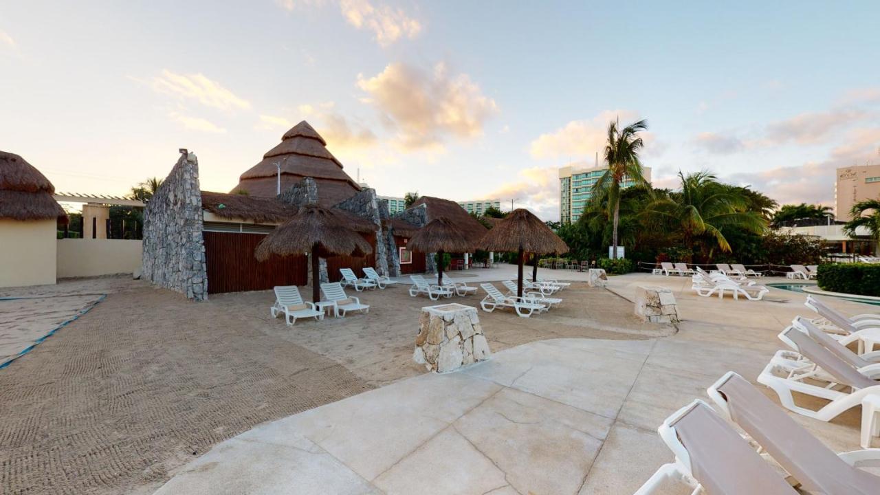 แกรนด์ พาร์ค รอยัล โกซูเมล ออล อินคลูซีฟ Hotel ภายนอก รูปภาพ Beach at the Grand Palladium Hotel